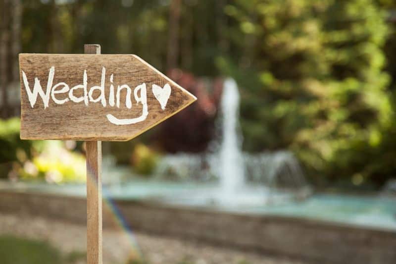 Bordje met 'wedding' en pijl