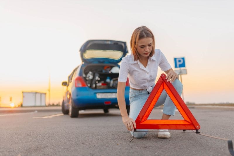 Warning triangles are sometimes mandatory in the car