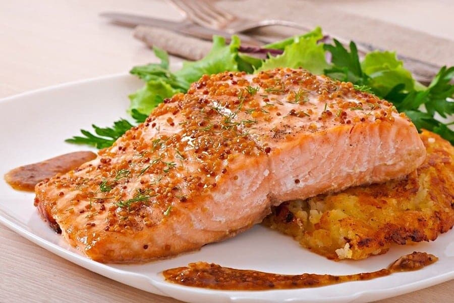 Gegrillter Lachs mit Honig-Senf-Sauce vom Grill